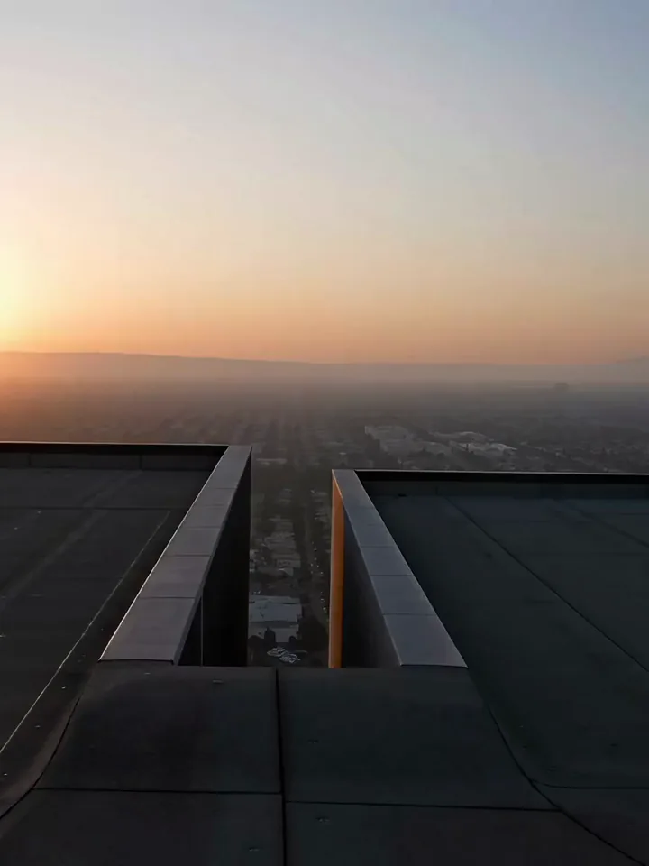 Video Hailuo AI di un salto di parkour sopra il vuoto tra due tetti all'alba