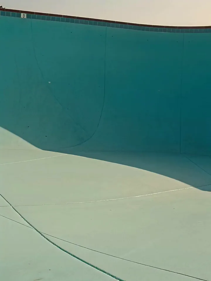 Video Hailuo AI di uno skater che risale in curva la parete di una piscina vuota