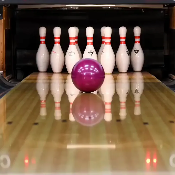 Clip aus Runway Gen-4.5: Eine magentafarbene Bowlingkugel räumt alle zehn Pins ab