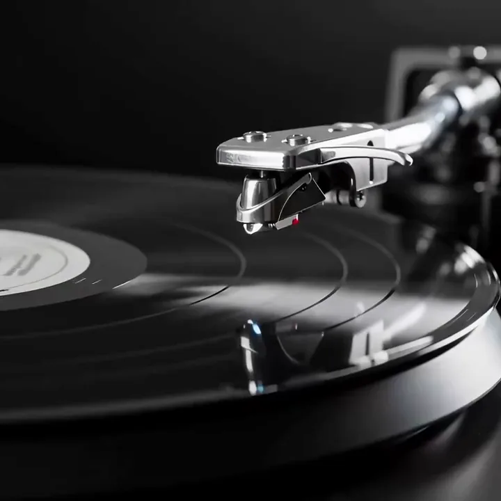 Video AI Veo 3 di un braccio di giradischi che abbassa la puntina su un disco in vinile che gira