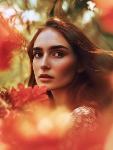 Dans ce portrait enchanteur, une femme aux cheveux lâches et ondulés embrasse une grappe vibrante de fleurs rouges contre sa joue, au milieu d'un environnement doux et naturel. Illuminé par une lumière douce et diffuse du soleil filtrant à travers un feuillage luxuriant, le portrait dégage une lueur éthérée, rehaussée par des teintes chaudes de corail et d'or subtilement floues au premier plan. Avec des tons naturels et terreux et une mise au point onirique obtenue grâce à une combinaison minutieuse de grande ouverture et de lueur rétroéclairée, l'image transmet la tranquillité et un lien fort avec la nature. La composition suit la règle des tiers avec un sujet décentré pour équilibrer la scène, mettant l'accent sur la beauté naturelle, la chaleur et l'intimité, tandis que le post-traitement améliore subtilement les tons chauds et la mise au point douce, créant une ambiance sereine et fantaisiste.